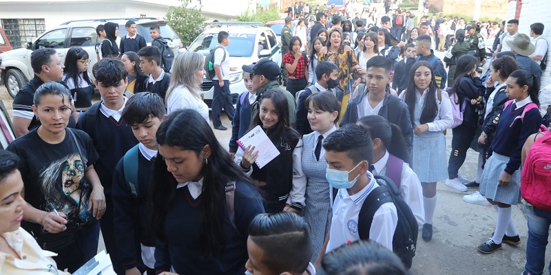 Más de 200 mil niños y jóvenes inician su periodo escolar en el Departamento

