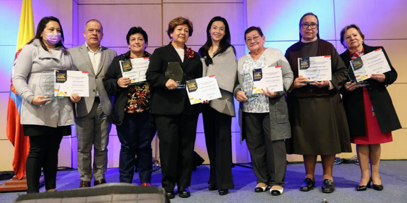 La Gobernación les celebró su día a los maestros




