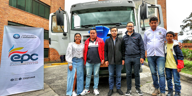 Avanza entrega de vehículos compactadores de residuos en Cundinamarca

