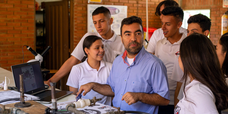 Maestro cundinamarqués gana el V Premio Nacional al Docente BBVA


























